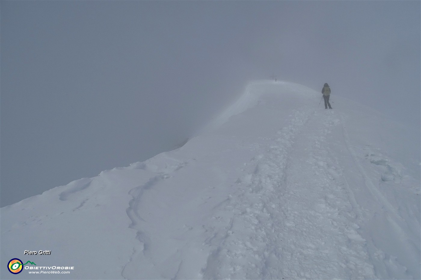 43 Intravediamo nella nebbia la croce di vetta....JPG